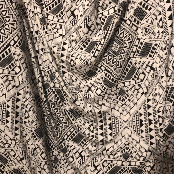 Black and white skirt - Picture 1 of 3